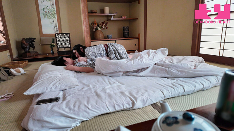 失恋傷心中ねぎらい1泊2日の温泉旅行で友達から初めてのレズビアンに目覚めた2人 南梨央奈 乃木蛍 画像17