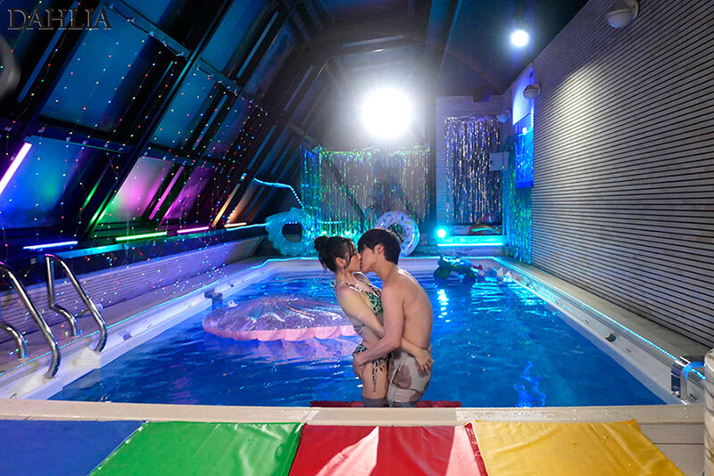 妻の大親友がナイトプールで逆NTR『脱いだらモデル級のビキニ姿に興奮して勃起しているのがバレて…笑顔の誘惑に我慢できず何度も浮気中出ししちゃいました。』 三葉ちはる 画像6