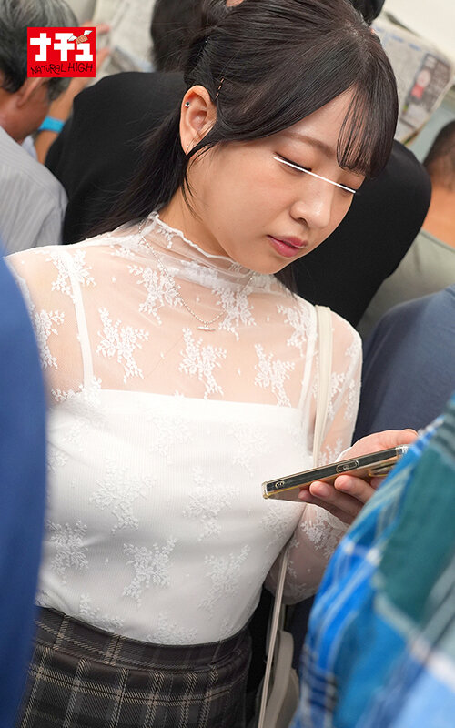 電車の中でインナーを抜き取られ透け巨乳を見られる羞恥で抵抗できないシアーシャツ女子3 画像12