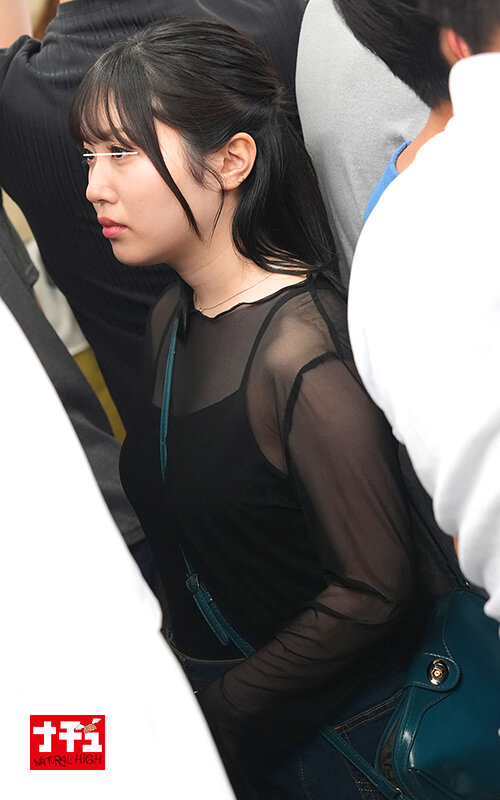 電車の中でインナーを抜き取られ透け巨乳を見られる羞恥で抵抗できないシアーシャツ女子3 画像8