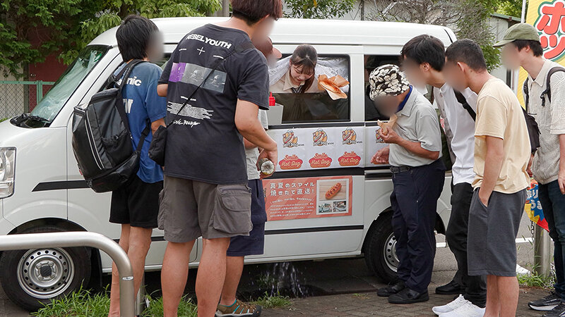 人気 AV 女優が挑戦!イカサレ屋台の中で 潮吹きながらホットドッグ売ってください!逢月ひまり 小坂ひまり 画像15