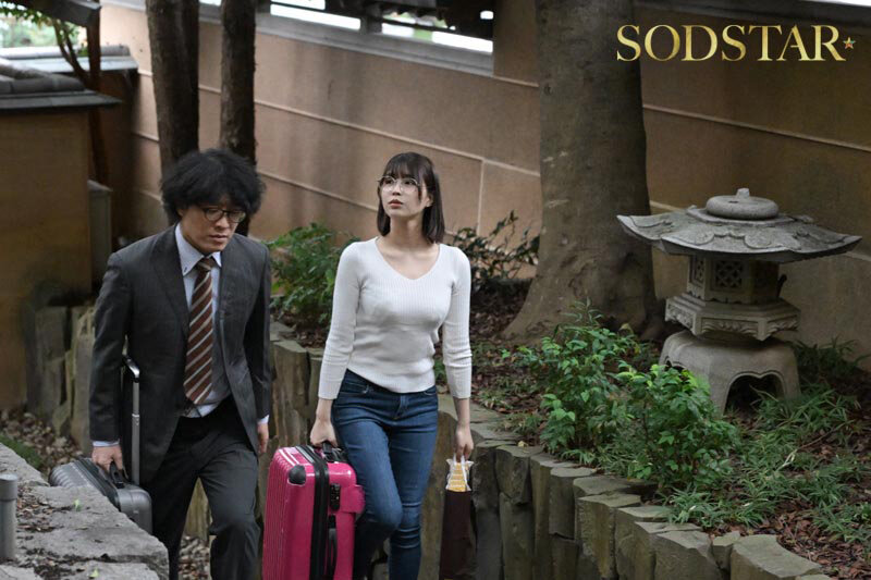 実家に嫁いできた奥さんは俺の家族が男クサさ抜群の性癖ど真ん中だったらしく、家族に忍んで全員とハメまくる絶倫人妻だったのでガテン系一家ファミリークラッシュ! 唯井まひろ 画像2