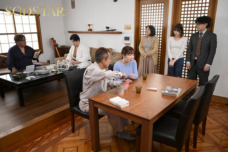 実家に嫁いできた奥さんは俺の家族が男クサさ抜群の性癖ど真ん中だったらしく、家族に忍んで全員とハメまくる絶倫人妻だったのでガテン系一家ファミリークラッシュ! 唯井まひろ 画像3