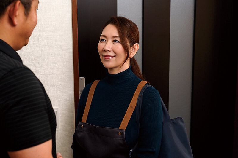 一見普通のおばさん家政婦だが、実は女王様気質のド痴女だった!? 翔田千里 画像3