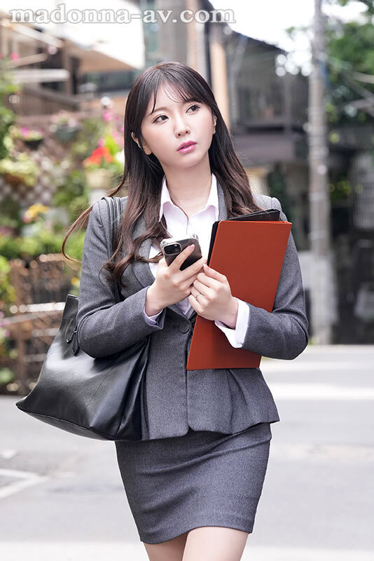 麗しきランジェリー、唾液と精液で汚れた酬いの人妻保険外交員 新妻ゆうか 画像1