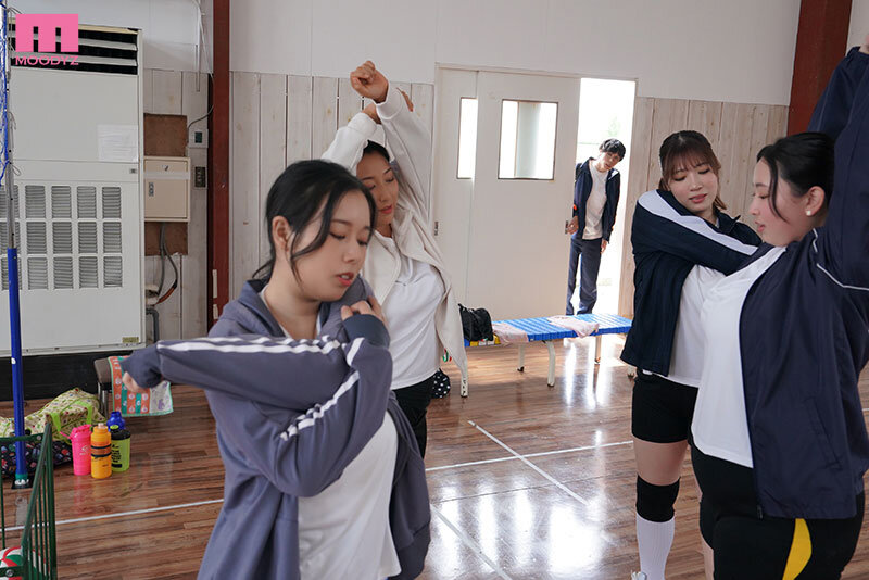 むっちり爆乳ママさんバレーハーレム 練習の息抜きと称して超デカ乳圧迫!肉感包囲!若チ●ポを喰らい中出し精搾する極むち欲求不満おばさんズ 画像1