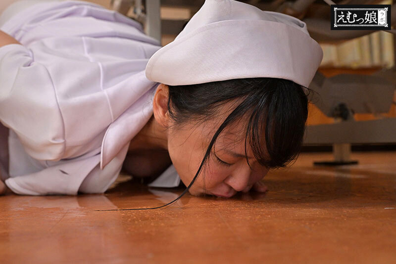 飲尿!喉奥!肛門!患者全員14リットルの異常おしっこ全部飲み干す3穴検尿ナース 池内遥 画像2