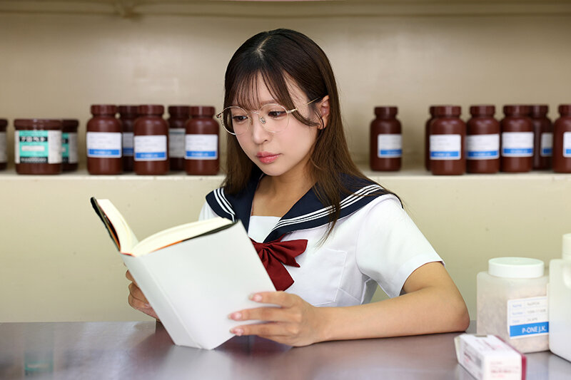 【VR】またがりキスで夢中にされ、練習してきた腰使いに没頭。罰ゲームで付き合ったクラスの地味女に魅せられ、僕の方から離れられなくなった。 小那海あや 画像17