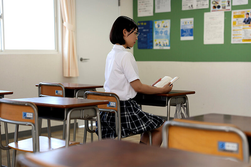 【VR】絶対に彼氏がいないランキング1位の地味陰キャ女子の宮城さんがボクの亀頭から金玉まで舐め尽くすベタ惚れフェラ求愛 画像16