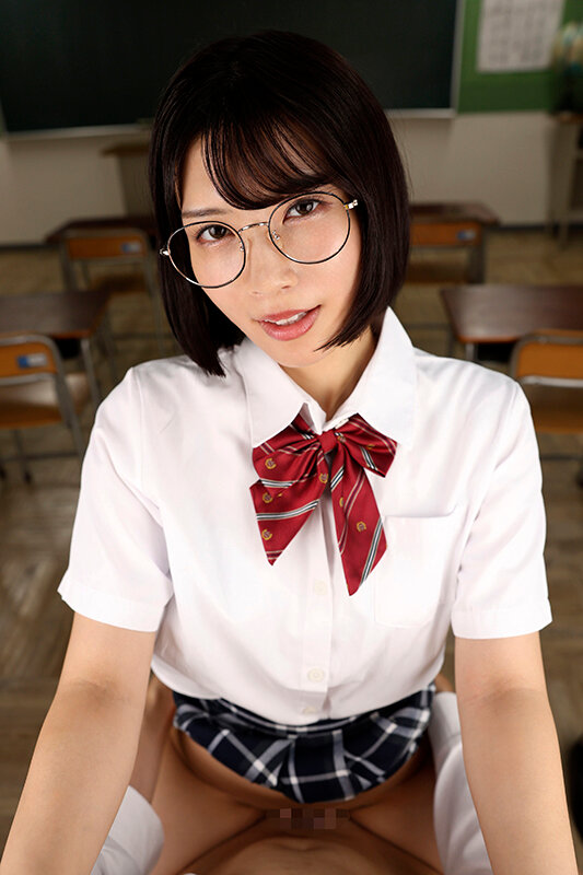 【VR】絶対に彼氏がいないランキング1位の地味陰キャ女子の宮城さんがボクの亀頭から金玉まで舐め尽くすベタ惚れフェラ求愛 画像4