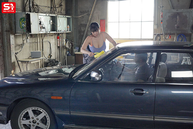 作業中に押しつぶされる超肉感バストが男の理性を破壊する…Mcupガテン女子の乳ワイパー誘惑 みなみ羽琉 画像2