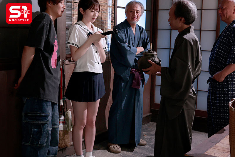 人気学生カップルインフルエンサーがSNSでバズりたくて迷い込んだ先は濃厚絶倫オヤジが住む淫欲まみれの変態村だった…。 白上咲花 画像5